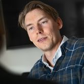 "Lantbruket har en verksamhet där djur ska skötas, grödor ska sås och skördas, oavsett hur många timmar personalen arbetar. En arbetstidsförkortning skulle i praktiken innebära ökade kostnader för en bransch som redan har utmaningar med lönsamheten, säger Joakim Wirén chefsekonom Gröna arbetsgivare