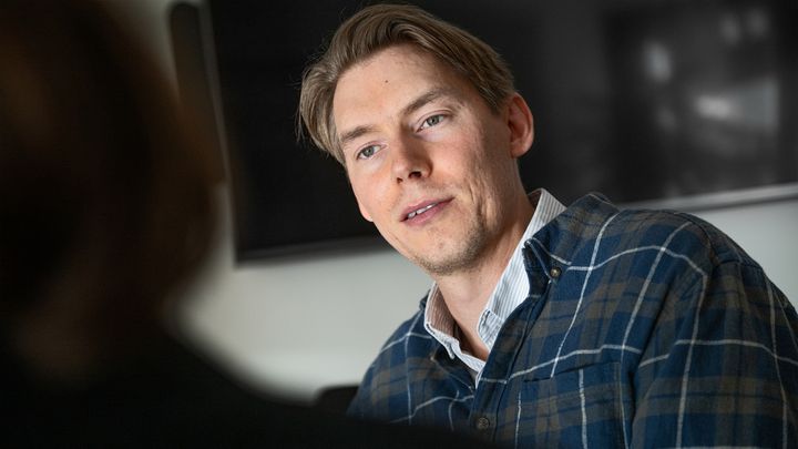 "Lantbruket har en verksamhet där djur ska skötas, grödor ska sås och skördas, oavsett hur många timmar personalen arbetar. En arbetstidsförkortning skulle i praktiken innebära ökade kostnader för en bransch som redan har utmaningar med lönsamheten, säger Joakim Wirén chefsekonom Gröna arbetsgivare