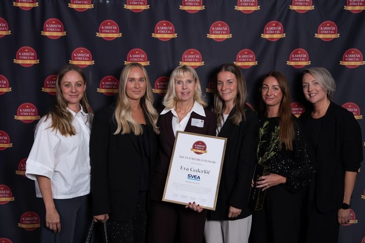 HR-chef Eva Cederlöf tillsammans med sitt team på Svea tar emot priset.
