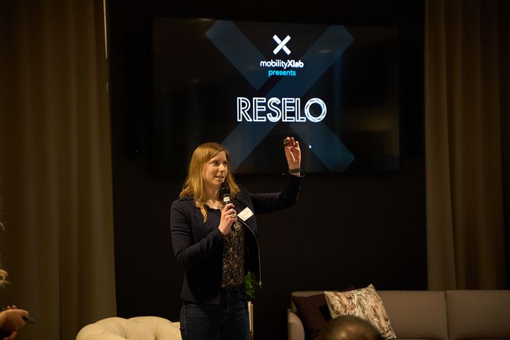 Josefin Larsson, co-founder and CPO at Reselo, presents the startups and the product at MobilityXlab.