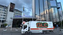 Lastbil passerar Svenska Mässan.