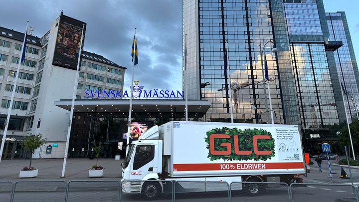 Lastbil passerar Svenska Mässan.