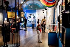 Bild från utställning, en person står i ett stort rum.