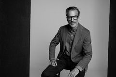 Svartvit bild på Jens Lapidus.