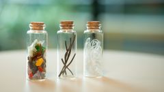 Tre burkar med plastskräp och trådmaterial