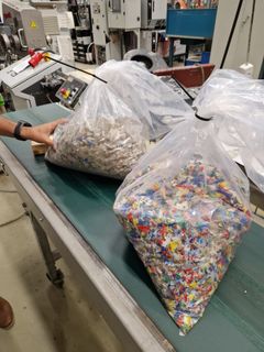 Påsar med plastavfall i olika färger.