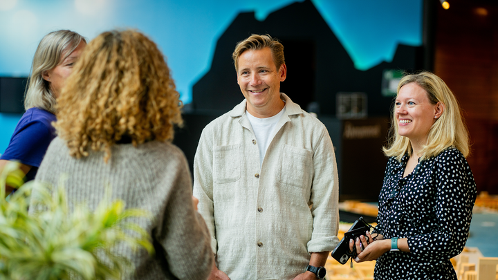 Här ses Lindholmen Science Parks vd Johan Löfvenholm i samtal med flera kollegor.