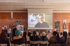 Jens Lapidus berättade om sitt författarskap för eleverna under kickoffen i oktober.