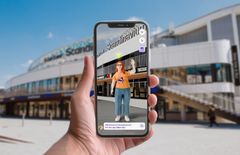 En digital bild, där en avatar hälsar dig välkommen via telefonen. I bakgrunden ser du Scandinavium.