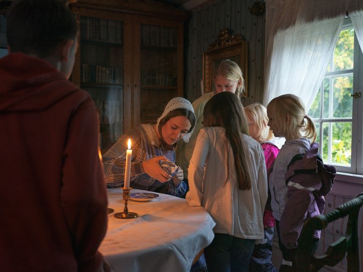 Fru Beata spår i kaffesump och hjälper alla barn att lösa mysteriet under höstlovet på Skansen.