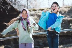 Två barn målade som påskkärringar firar påsklov på Skansen