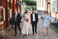 Bröllopspar med gäster på Skansen
