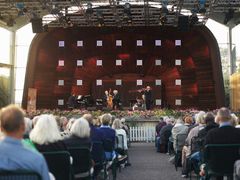 Publik som sitter framför en scen där ett jazzband spelar på Skansen.