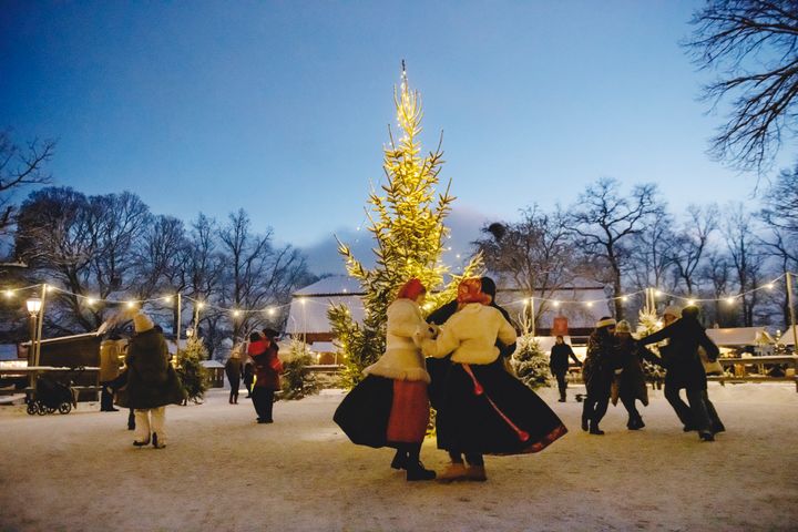 Dans runt granen på Skansen