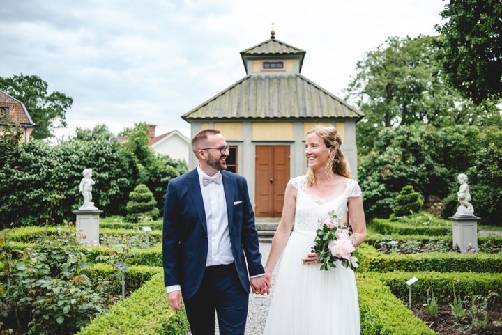 Brudpar i Skansens rosenträgård