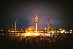 Valborgsbrasan brinner i förgrunden med utsikten över Stockholm i bakgrunden.