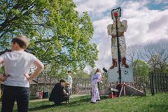 När världens starkaste flicka firas finns självklart en styrkemätare i sann Starke Adolf-anda.