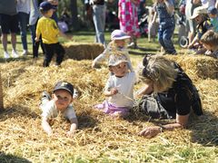 Släpp loss i höstacken eller testa lekar från när mormors mor och farfars far var små.