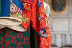 Folkdräkter i Skogaholms herrgård.