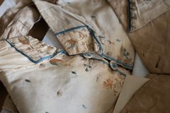 Herr- och damplagg från tre sekler visas i utställningen.