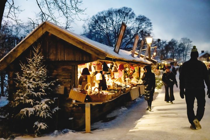 Skansens julmarknad i skymning.