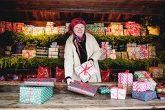 En kvinna arbetar i hemliga julklappens bod på julmarknaden.