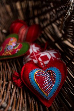 Handsydda och broderade hjärtan, 199 kronor.