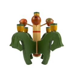 Ljusstake Fyrspann, tillverkad och handmålad av familjen Lindqvist i Blekinge, 2269 kronor. Finns i flera färgsättningar.