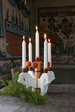 Ljusstake Fyrspann, tillverkad och handmålad av familjen Lindqvist i Blekinge, 2269 kronor. Finns i flera färgsättningar.