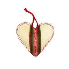 Handsydda och broderade hjärtan, 199 kronor.