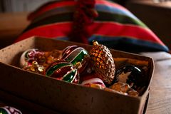 Gammaldags julgranskulor i glas.