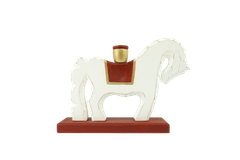 Ljusstake Häst, tillverkad och handmålad av familjen Lindqvist i Blekinge, 699 kronor. Finns i flera färgsättningar.