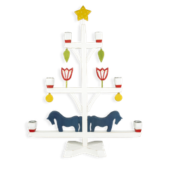 Handmålat ljusträd i trä, formgivet och tillverkat i Norje i västra Blekinge, 3429 kronor.