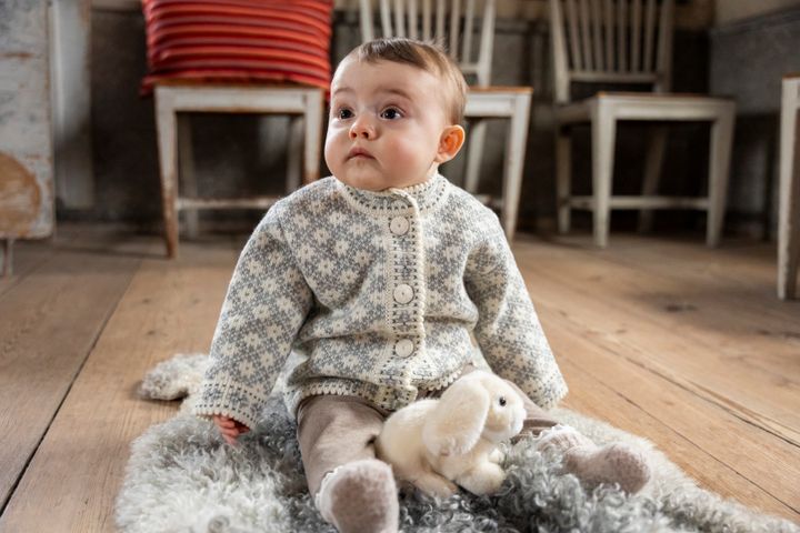 Skansenbutikens kollektion i ull växer – nu lanseras koftor i bebisstorlek.