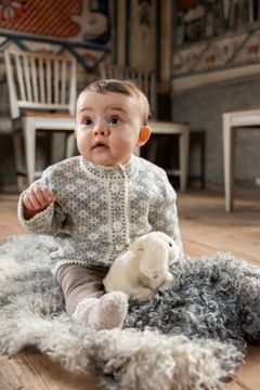 Skansenbutikens kollektion i ull växer – nu lanseras koftor i bebisstorlek.