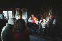 Låtspel med Skansens spelmän i Älvrosgården