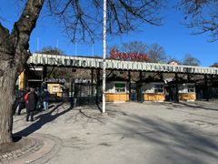 Skansen har under en längre tid påverkats av ökade kostnader, förändrade besöksmönster och ett ekonomiskt läge som kräver strukturella anpassningar.