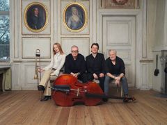 Tilde Schweitzer tillsammans med husbandet, bestående av Hans Backenroth (bas), Leo Lindberg (piano) och Joakim Ekberg (trummor).