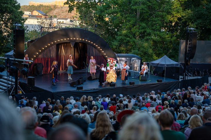 Robert Fux, Anna Lindgren och Therese Lindh Dewe på scen under Folkfest 2026.