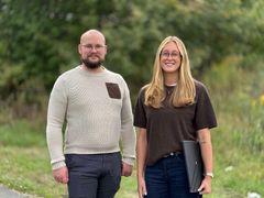 Jonathan Jalkmar från Dalsland och Tilda Ardenvik från Skåne belönas i konkurrens med omkring 2 300 examensarbeten som genomförs inom högskoleingenjörsutbildningarna varje år.
