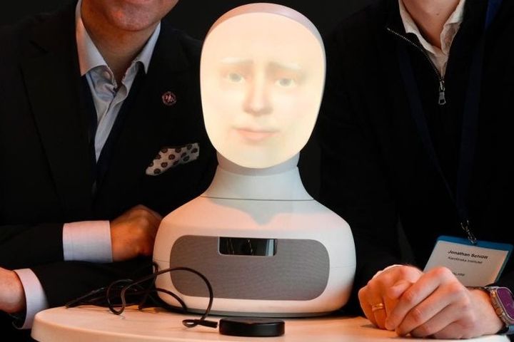 Fysiska sociala robotar med inbyggda språkmodeller på Karolinska Institutets läkarutbildning göra att William Ivegren från Kramfors och Jonathan Schiött från Stockholm belönas i konkurrens med omkring 4 600 examensarbeten som genomförs inom civilingenjörsutbildningarna varje år.