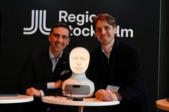 Jonathan Schiött med handledaren Ioannis Parodis på Karolinska Institutet tillsammans med en fysisk social robot med inbyggda språkmodeller.