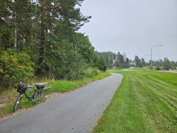 Del av cykelvägen , utmed Sandavägen (väg 872), som ska belysas. Även den anslutande gång- och cykelbanan utmed Frestavägen får gatubelysning.