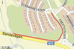 Den rödmarkerade sträckan visar den del av cykelvägen som kommer att få belysning utmed Frestavägen och Sandavägen.