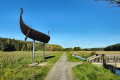 Vikingabåten Åfare ska markera den gamla färdvägen över vatten på Vikingatiden. Intilliggande Väsbyån är det som är kvar av den forna färdvägen. Foto: Daniel Jansson, Upplands Väsby kommun