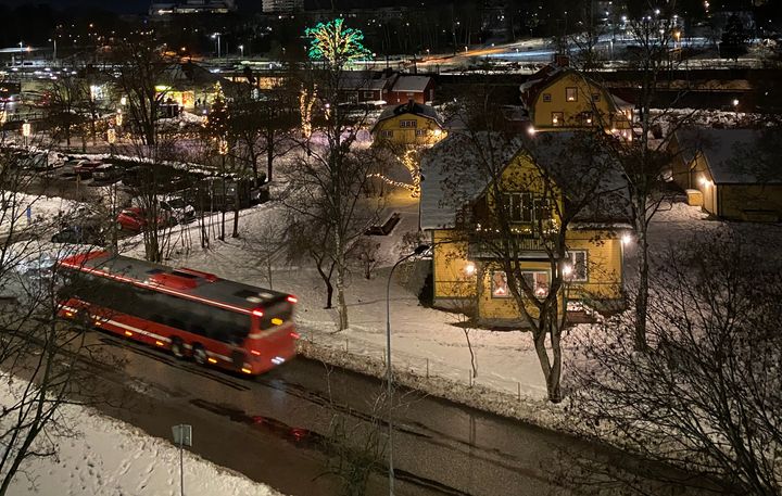 Upplands Väsby kommun jobbar för att skapa en expressbusslinje på sträckan Upplands Väsby, Vallentuna och Arninge. På bilden passerar en SL-buss vid Järnvägsparken och stationsområdet i Väsby.