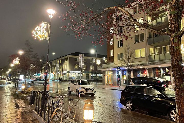 Gatubelysningen i Väsby ska skingra mörkret och bidra till tryggheten för alla Väsbybor. Bilden visar Centralvägen i adventstid.