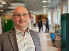 Johan Segerfeldt är rektor på Väsby skola som nu ser förbättringar i både elevnärvaro och betyg.