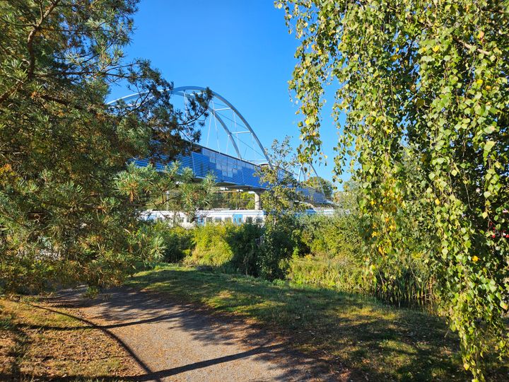 Bankes bro är viktig för många cyklister och fotgängare i Väsby. Bron binder samman östra och västra sidan om järnvägen.