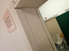 En skylt signalerar att det finns en mensskyddsautomat i anslutning till toaletten. Cirka 100 automater ska under vintern installeras på skolor och idrottsanläggningar runtom i Väsby.